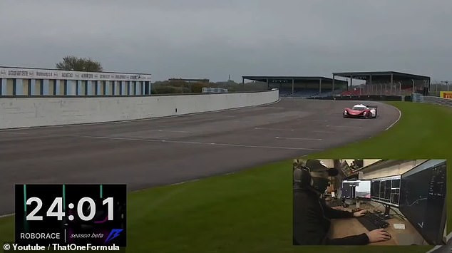 Ô tô tự hành đâm vào tường rào trong cuộc đua xe không người lái đầu tiên -0