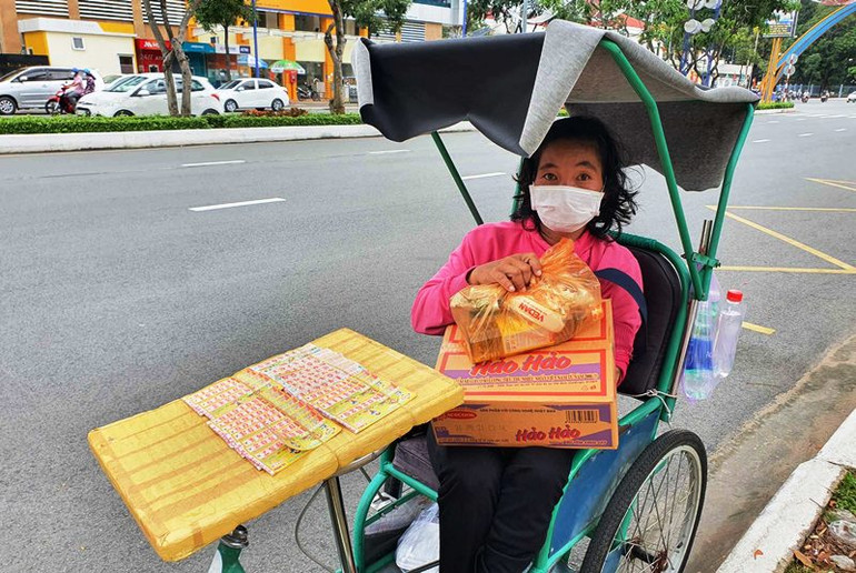 Giãn cách xã hội và gánh nặng áo cơm của người bán vé số dạo -0