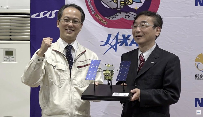 Cơ quan Thăm dò Hàng không vũ trụ Nhật Bản (JAXA) tổ chức họp báo công bố sự kiện quan trọng này. Ảnh: JAXA. Nhật Bản thu hồi được mẫu đá từ tiểu hành tinh Ryugu -0