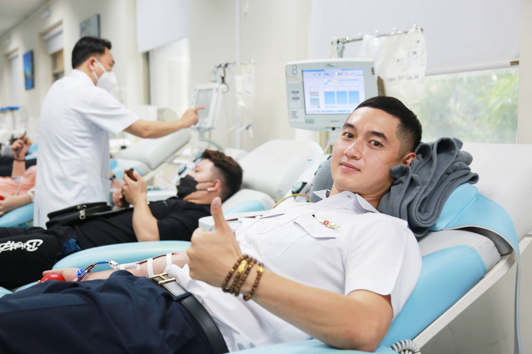 Anh Nguyễn Vũ Nam tham gia hiến máu. Chia sẻ những giọt máu hồng trong Ngày Quốc tế Người hiến máu -0