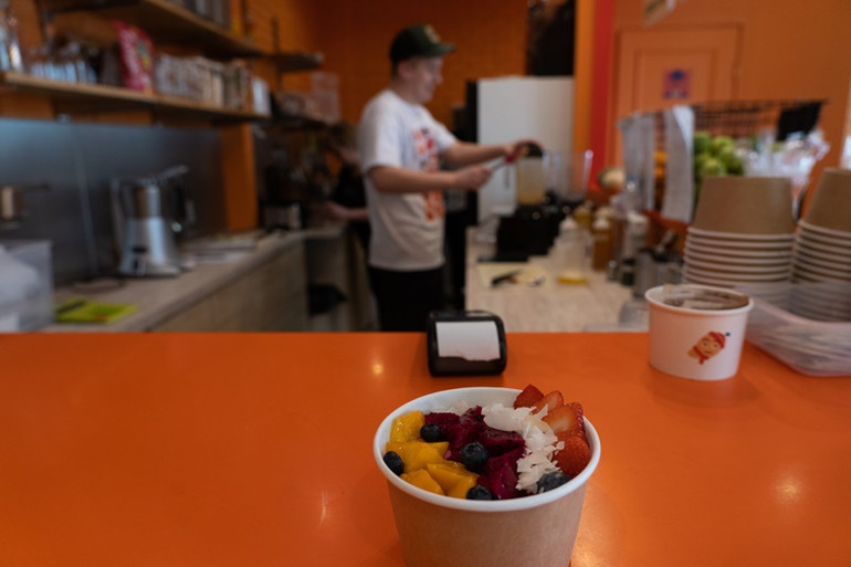 Người trẻ đưa hoa quả Việt đến gần người Nga -0