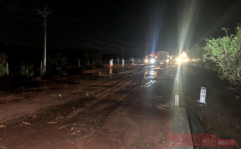 Mưa lớn gây sạt lở một số tuyến đường ở Mũi Né và Hòa Thắng -0