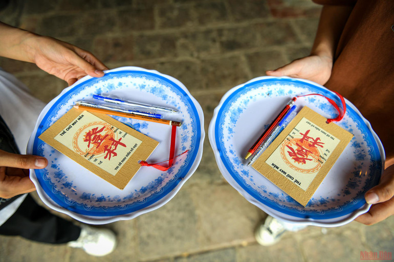 Sĩ tử đến Văn Miếu dâng lễ, cầu may trước kỳ thi tốt nghiệp THPT -0