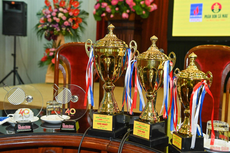 Cúp vô địch và kỷ niệm chương tại Giải vô địch bóng bàn quốc gia Báo Nhân Dân lần thứ 40. (Hình ảnh) Họp báo Giải vô địch bóng bàn quốc gia Báo Nhân Dân lần thứ 40 tranh cúp PetroVietnam PVCFC -0