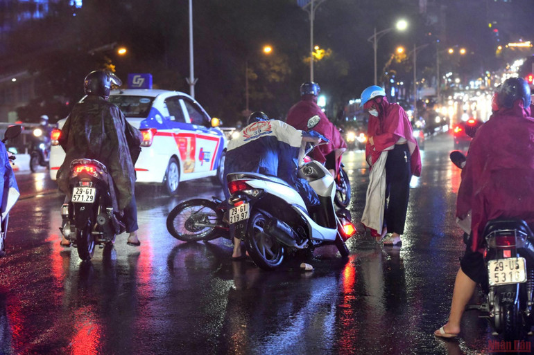 Hình ảnh nhiều tuyến phố ở Hà Nội ngập, ùn tắc do mưa lớn -0
