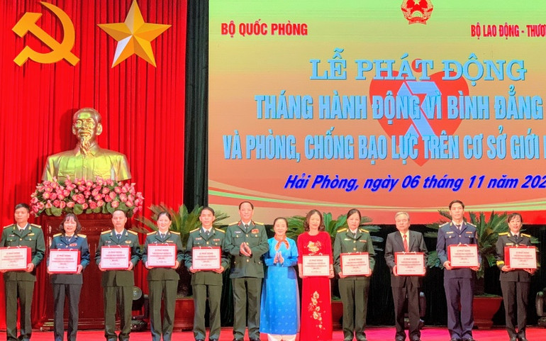 Biểu dương, tặng quà các gia đình tiêu biểu. Phát động Tháng hành động vì bình đẳng giới và phòng, chống bạo lực trên cơ sở giới cấp quốc gia năm 2020 -0