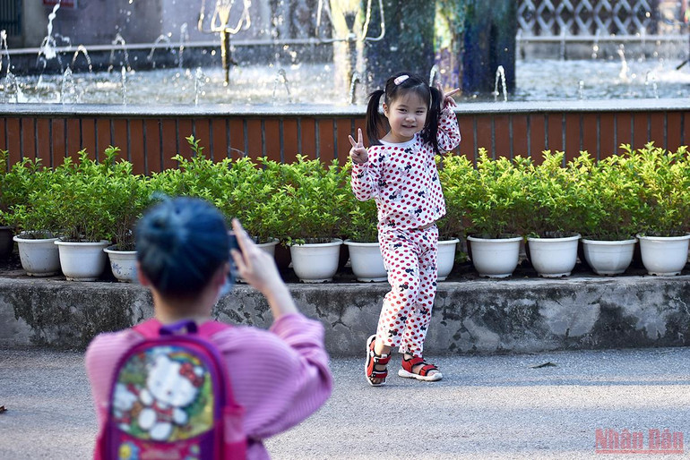 Bé vui khám phá thiên nhiên tại công viên Thủ Lệ sau giãn cách -0