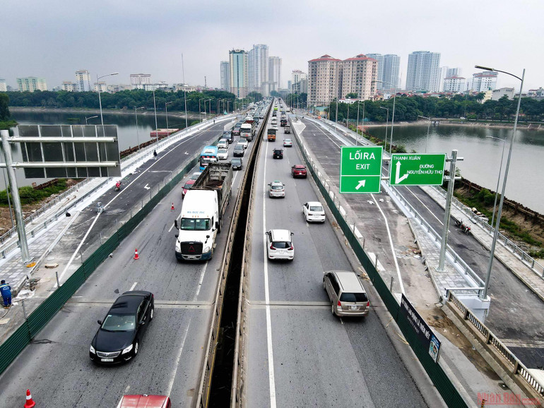 Cận cảnh cầu vượt thấp hồ Linh Đàm trước ngày khánh thành -0