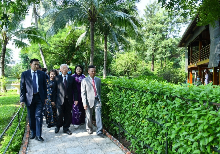 Tổng Bí thư, Chủ tịch nước Nguyễn Phú Trọng cùng Phó Chủ tịch nước Đặng Thị Ngọc Thịnh và nguyên Phó Chủ tịch nước Trương Mỹ Hoa thăm Khu Di tích Chủ tịch Hồ Chí Minh tại Phủ Chủ tịch. Tổng Bí thư, Chủ tịch nước Nguyễn Phú Trọng dâng hương, tưởng niệm Chủ tịch Hồ Chí Minh tại Nhà 67 -0