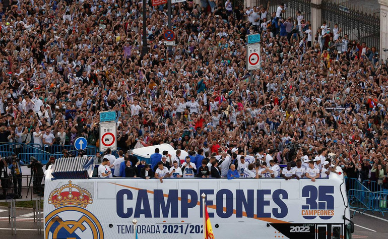 Cận cảnh “biển người” chào đón đương kim vô địch Real Madrid -0