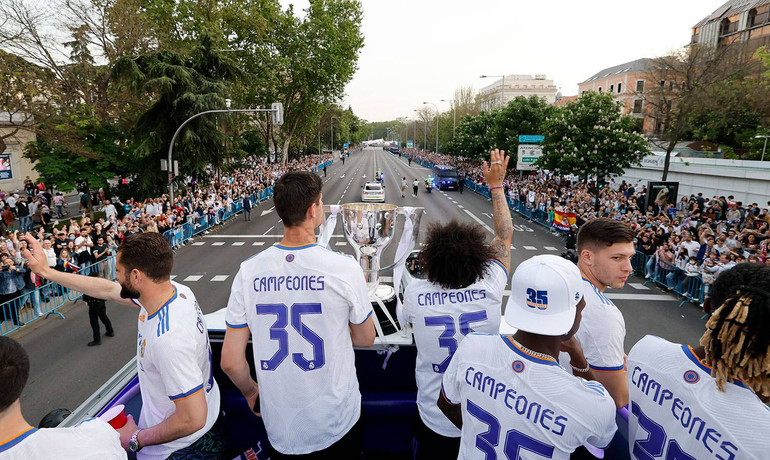 Cận cảnh “biển người” chào đón đương kim vô địch Real Madrid -0