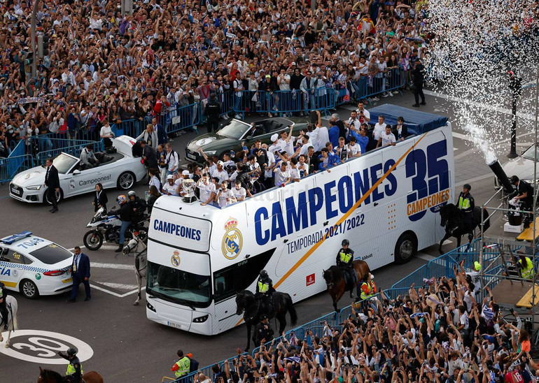 Cận cảnh “biển người” chào đón đương kim vô địch Real Madrid -0