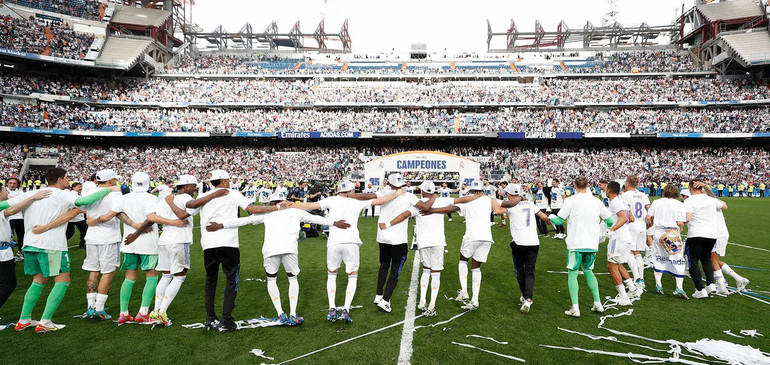 Cận cảnh “biển người” chào đón đương kim vô địch Real Madrid -0