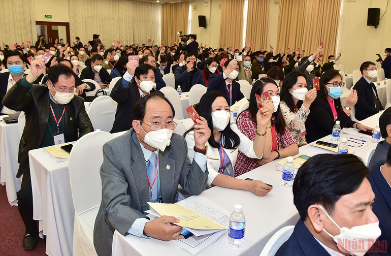 Các đại biểu biểu quyết bầu đoàn Chủ tịch và Thư ký Đại hội. (Ảnh: Thành Đạt) Khai mạc phiên trù bị Đại hội Hội Nhà báo Việt Nam lần thứ XI -0