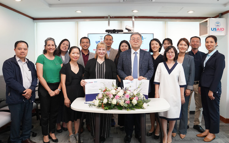 Các đại biểu tại Lễ ký kết. (Ảnh: Đại sứ quán Hoa Kỳ) USAID và KOICA chung tay cùng Việt Nam chống biến đổi khí hậu và bảo vệ môi trường -0