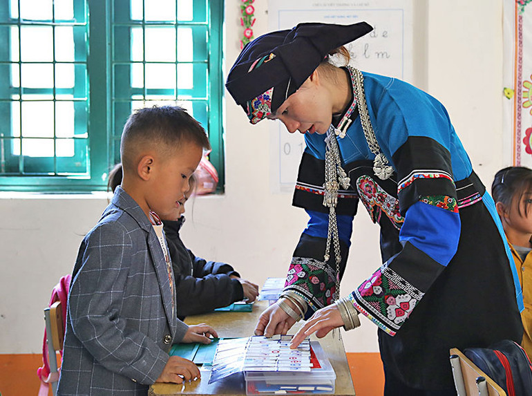 Cô Lan ân cần hướng dẫn học sinh làm bài tập trên lớp. Cô giáo 9x người Bố Y và hành trình