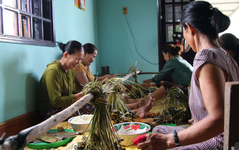 Hình ảnh quen thuộc ở Tân Phong với những chiếc sào cùng các thợ làm bánh ngồi chung quanh. Làng bánh ú tro vào vụ Tết Đoan Ngọ -0