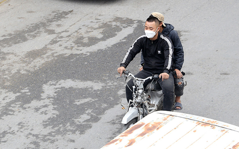 Xe máy “đồng nát” tung hoành trên đường phố Hà Nội -8