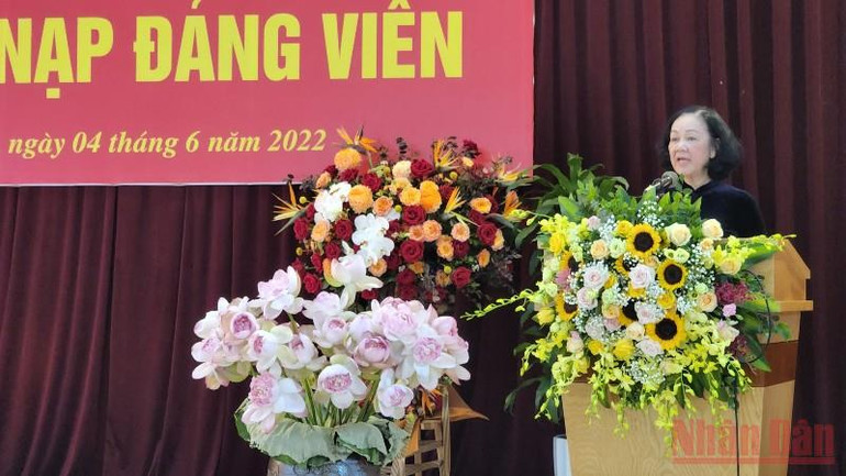 Đồng chí Trương Thị Mai phát biểu tại buổi lễ. (Ảnh: SƠN BÁCH) Đồng chí Trương Thị Mai dự Lễ kết nạp Đảng viên mới tại trường chuyên Hà Nội-Amsterdam -0