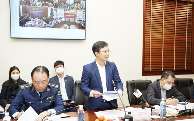 Vụ trưởng Vụ Thị trường trong nước (Bộ Công thương) Trần Duy Đông phát biểu tại cuộc họp. Bộ Công Thương làm rõ nguyên nhân khan hiếm xăng dầu -0