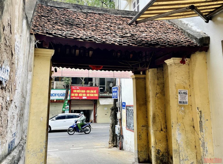 Cổng làng giống như một nếp nhà nho nhỏ che nắng mưa. 22conglang_ThuyKHue-1646065259404.jpeg