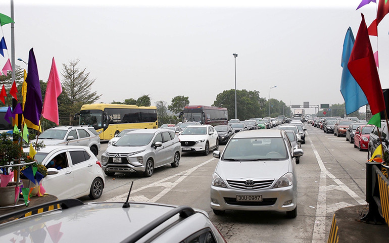 Hàng dài các phương tiện trở lại Hà Nội trong ngày cuối cùng kỳ nghỉ Tết Nguyên Đán -0