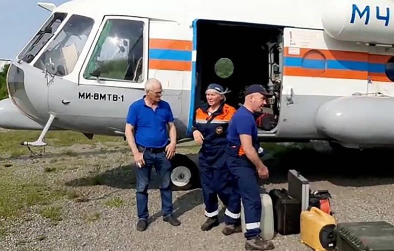 Nhân viên Bộ Tình trạng khẩn cấp Nga tới khu vực tìm kiếm máy bay mất tích. (Ảnh: TASS) Tìm thấy mảnh vỡ của máy bay Nga bị mất liên lạc -0