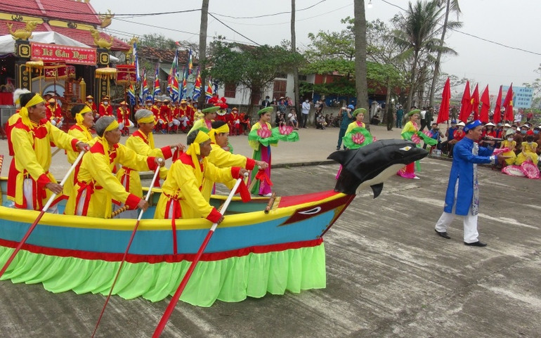 Biểu diễn chèo cạn trong Lễ hội cầu ngư. A3_BIEU_DIEN_CHEO_CAN_TRONG_LE_H-1614330978897.jpg