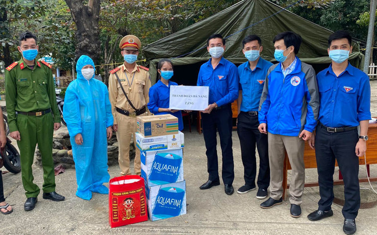 Tuổi trẻ Đà Nẵng tình nguyện trực chốt kiểm soát xuyên Tết -0