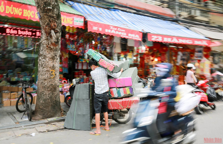 Tọa lạc tại trung tâm phố cổ tại Hà Nội, hàng trăm năm nay phố Hàng Mã được coi là trung tâm buôn bán vàng mã, phục vụ cho mục đích thờ cúng, tâm linh của người dân vào các dịp lễ, tết trong năm. Đặc biệt mỗi dịp Rằm tháng 7, con phố này lại tấp nập người mua kẻ bán. (Trong ảnh: Rằm tháng 7 năm ngoái, con phố này vẫn rất nhộn nhịp) 1hangma_ram_thang_7-1629612238264.jpeg