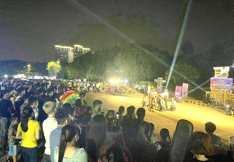 Đông đảo người dân, công nhân lao động đến thưởng thức và cổ vũ cho đêm chung kết. Chung kết “Liên hoan các nhóm nhảy” tại Sân chơi đường phố - Binh Duong New City -0