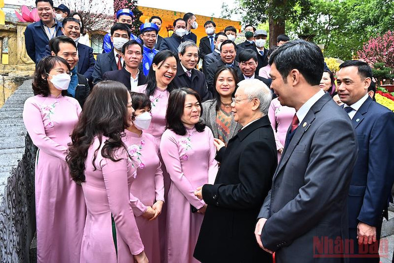 Tổng Bí thư Nguyễn Phú Trọng dâng hương tại Khu Di sản Hoàng thành Thăng Long -0