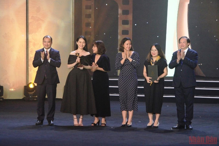 Bốn giải Vàng, sáu giải Bạc dành cho bốn thể loại phim -0