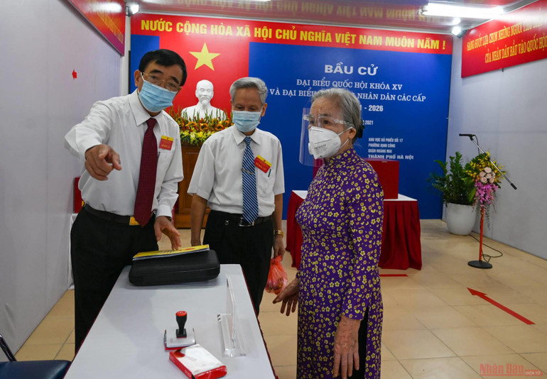 Từ sáng sớm, thành viên các tổ bầu cử đã có mặt tại các địa điểm bỏ phiếu. 3_bau_cu-1621729276488.jpeg
