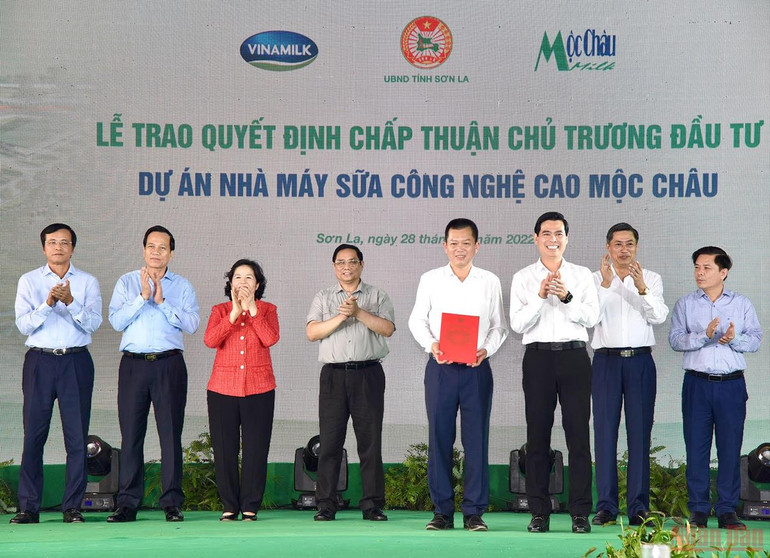 Thủ tướng Phạm Minh Chính chứng kiến Lễ trao quyết định chấp thuận chủ trương đầu tư dự án nhà máy sữa công nghệ cao Mộc Châu. Thủ tướng Phạm Minh Chính dự Lễ khởi công dự án “Tổ hợp Thiên đường sữa Mộc Châu” -3