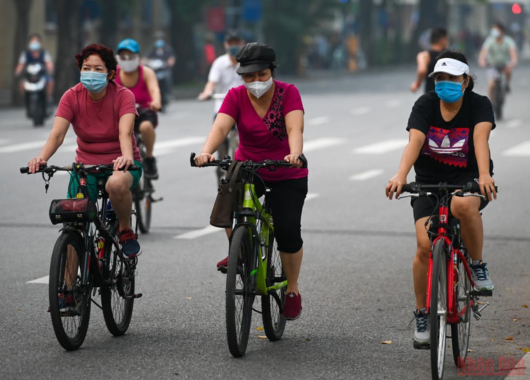 Người dân Hà Nội xuống đường tập thể dục sau nhiều ngày giãn cách -0