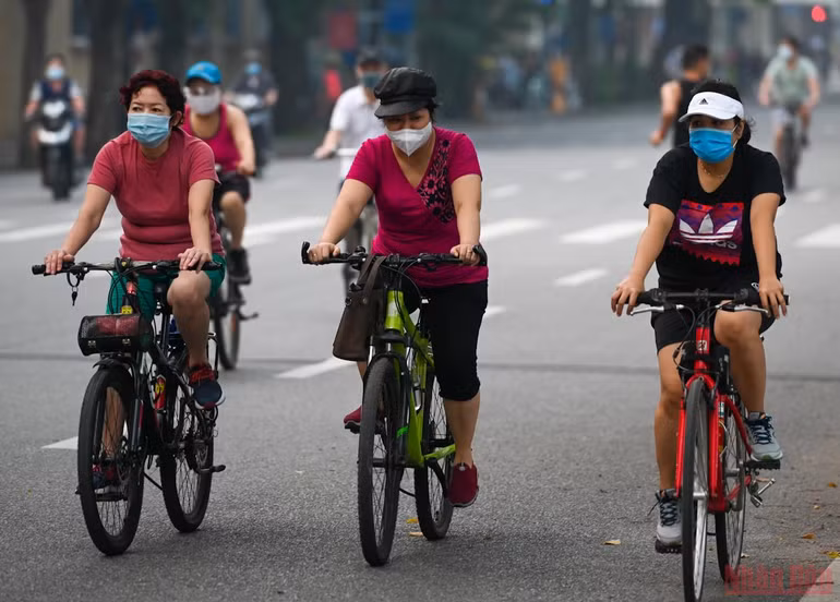 Người dân Hà Nội xuống đường tập thể dục sau nhiều ngày giãn cách -0