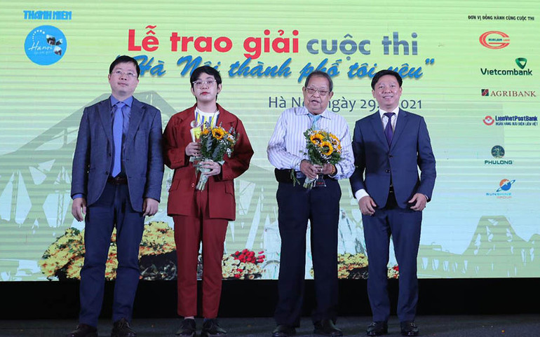 Các tác giả đoạt giải ba của cuộc thi. Trao giải cuộc thi “Hà Nội thành phố tôi yêu” của báo Thanh Niên -0