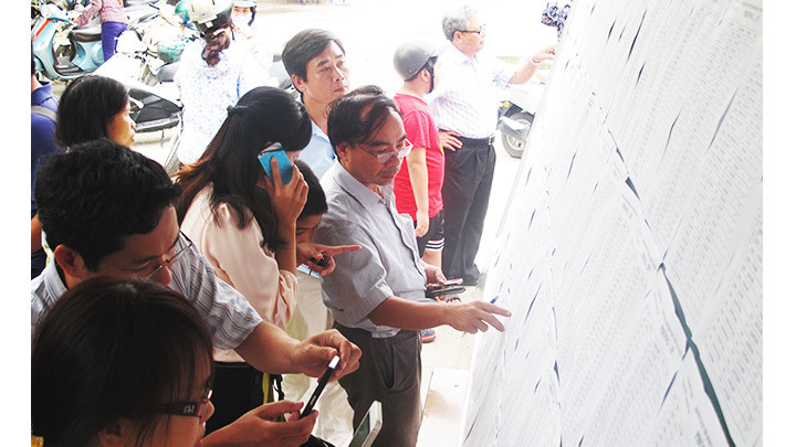 Phụ huynh xem danh sách thí sinh tại Trường THCS và THPT Lương Thế Vinh. Quá tải cả công lập lẫn dân lập -0