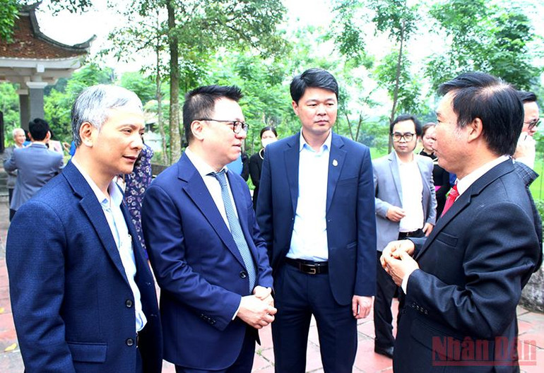 Đồng chí Lê Quốc Minh trao đổi nghiệp vụ với các nhà báo tại di tích Trường dạy làm báo Huỳnh Thúc Kháng. Cội nguồn đào tạo nghề nghiệp báo chí cách mạng Việt Nam -0