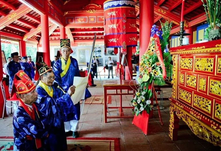 Nghi thức yết kiến tại Đền thờ Vua Hàm Nghi ở Di tích quốc gia Tân Sở. Khánh thành Đền tưởng niệm và lễ rước, an vị long vị Vua Hàm Nghi -0