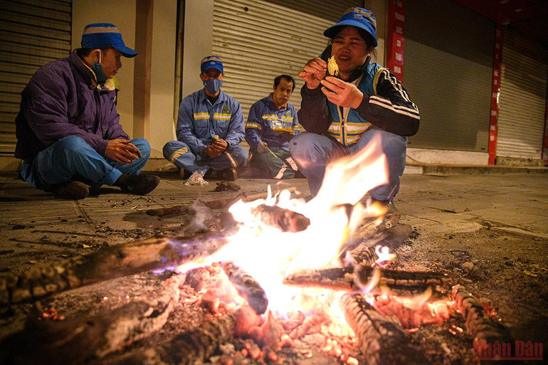 Hà Nội: Người lao động và người vô gia cư căng mình chống chọi với giá rét -0