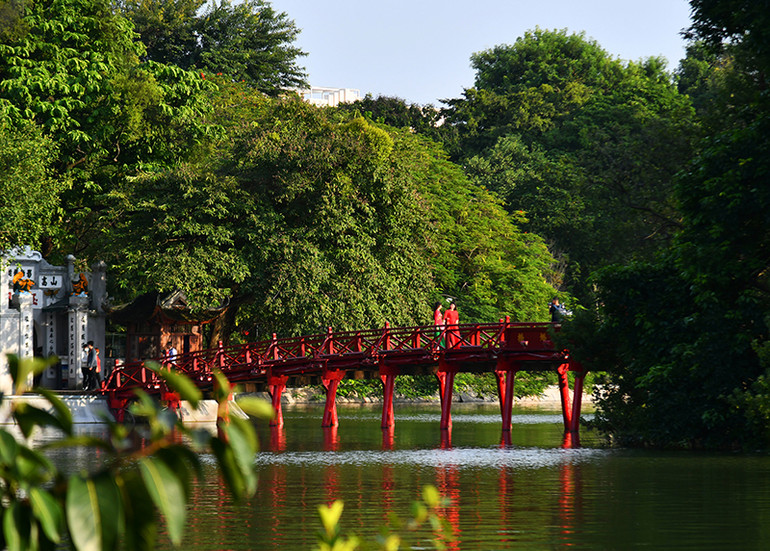 Hồ Hoàn Kiếm “thay” áo mới -0