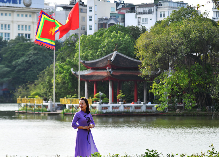 Hồ Hoàn Kiếm “thay” áo mới -0