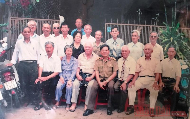 Anh hùng Lực lượng vũ trang nhân dân Việt Nam Kostas Sarantidis Nguyễn Văn Lập và đại tá Võ Văn Minh cùng những người bạn khi trở lại Đà Nẵng. “Anh Lập là một con người quá hiếm” -0