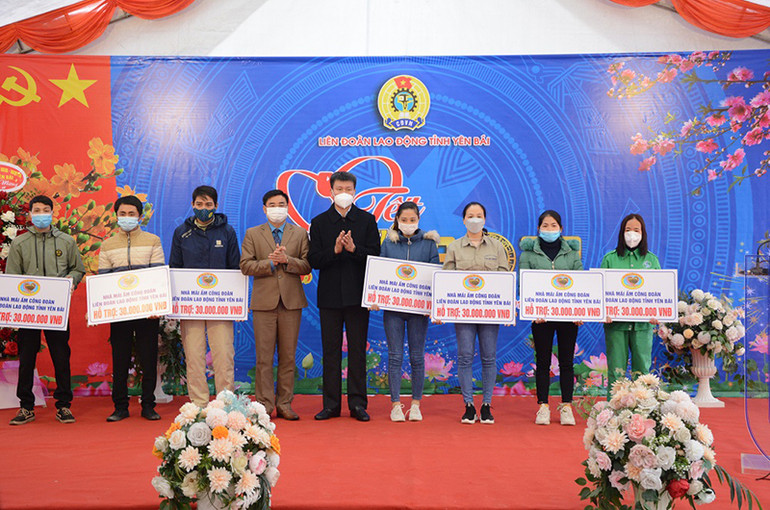 Lãnh đạo Ủy ban nhân dân tỉnh trao biểu trưng mái ấm công đoàn cho lao động có hoàn cảnh khó khăn. Yên Bái tổ chức Tết Sum vầy cho người lao động -0