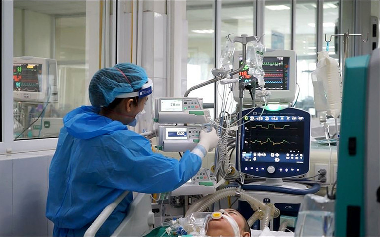Theo dõi, điều trị người bệnh Covid-19 tại Bệnh viện Bệnh nhiệt đới Trung ương cơ sở 2. Ảnh: ÐỨC DUY Ngày áp Tết ở các bệnh viện đặc biệt -0
