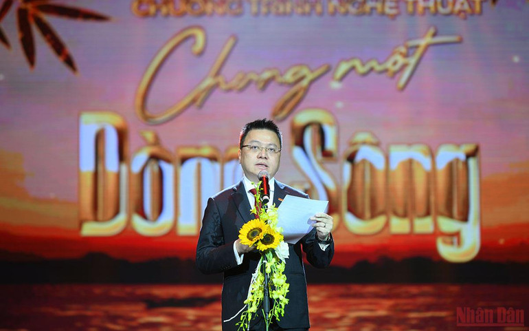 Đồng chí Lê Quốc Minh phát biểu khai mạc chương trình. (Ảnh: THÀNH ĐẠT) Chương trình nghệ thuật đặc biệt “Chung một dòng sông” -0