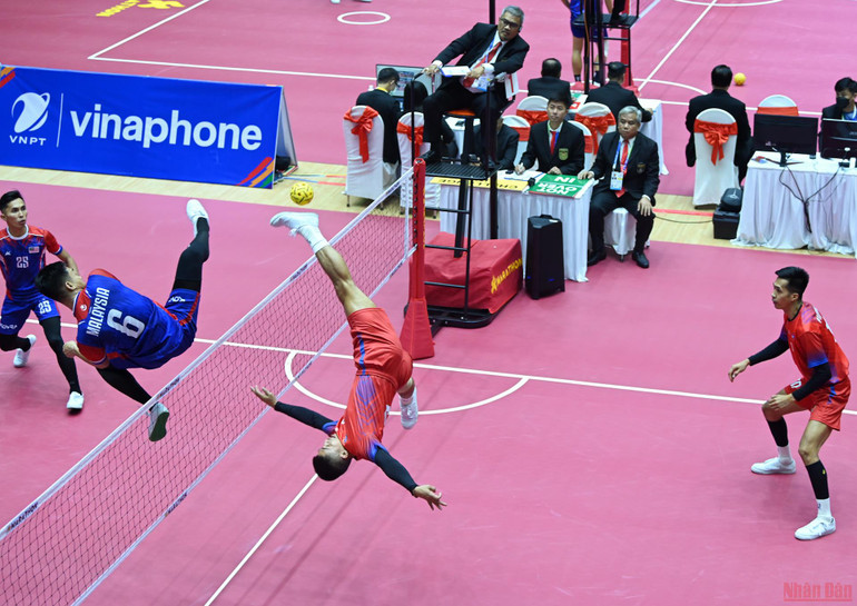 Vận động viên cầu mây phô diễn kỹ thuật tại đấu trường SEA Games 31 -0