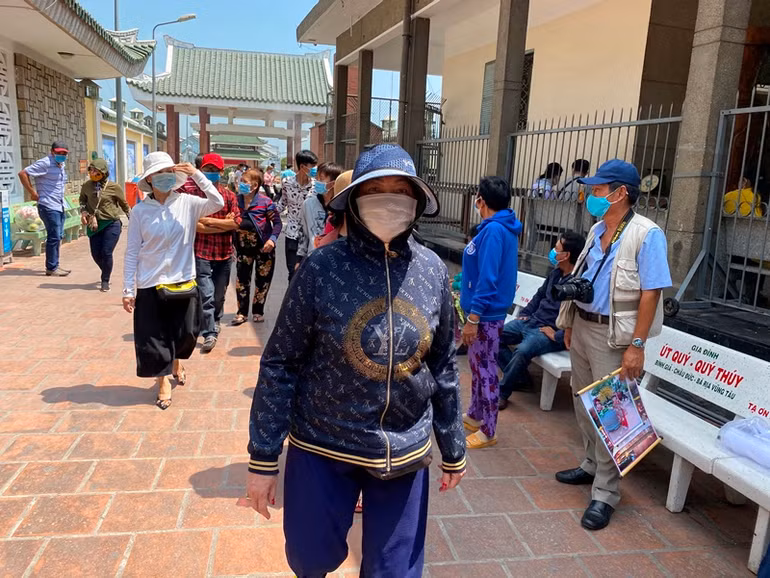 Miếu Bà Chúa xứ Núi Sam trong mùa hành hương -0